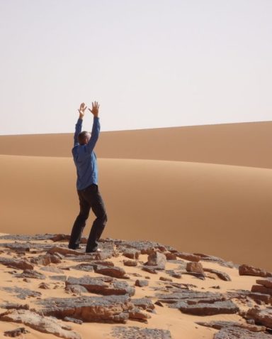 Tai Chi Übung in der Wüste